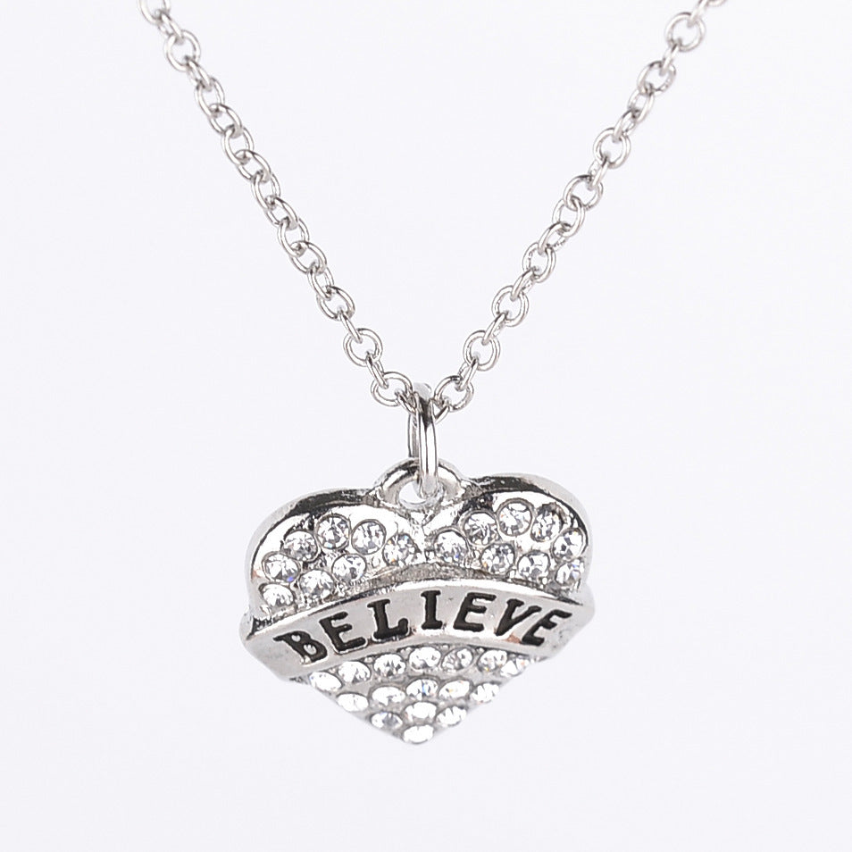Colliers avec lettres simples et membres de la famille, pleins de diamants
