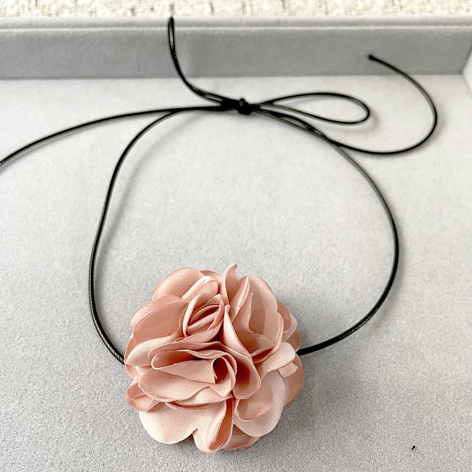 Colliers artistiques courts avec fleur de camélia, rose d'été