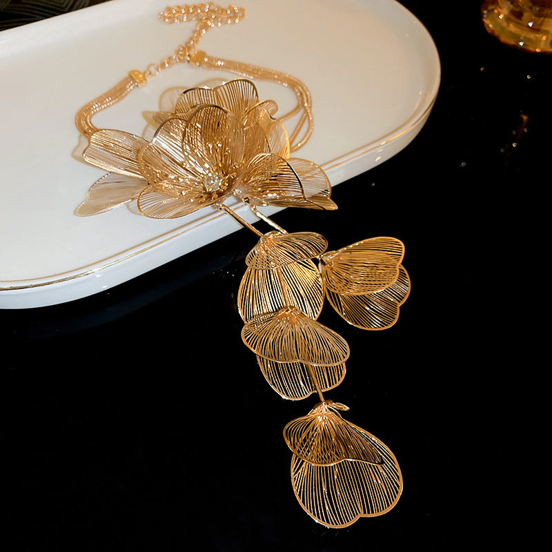 Colliers de luxe de haute qualité avec pampilles de fleurs en diamant, lumière chaude exagérée