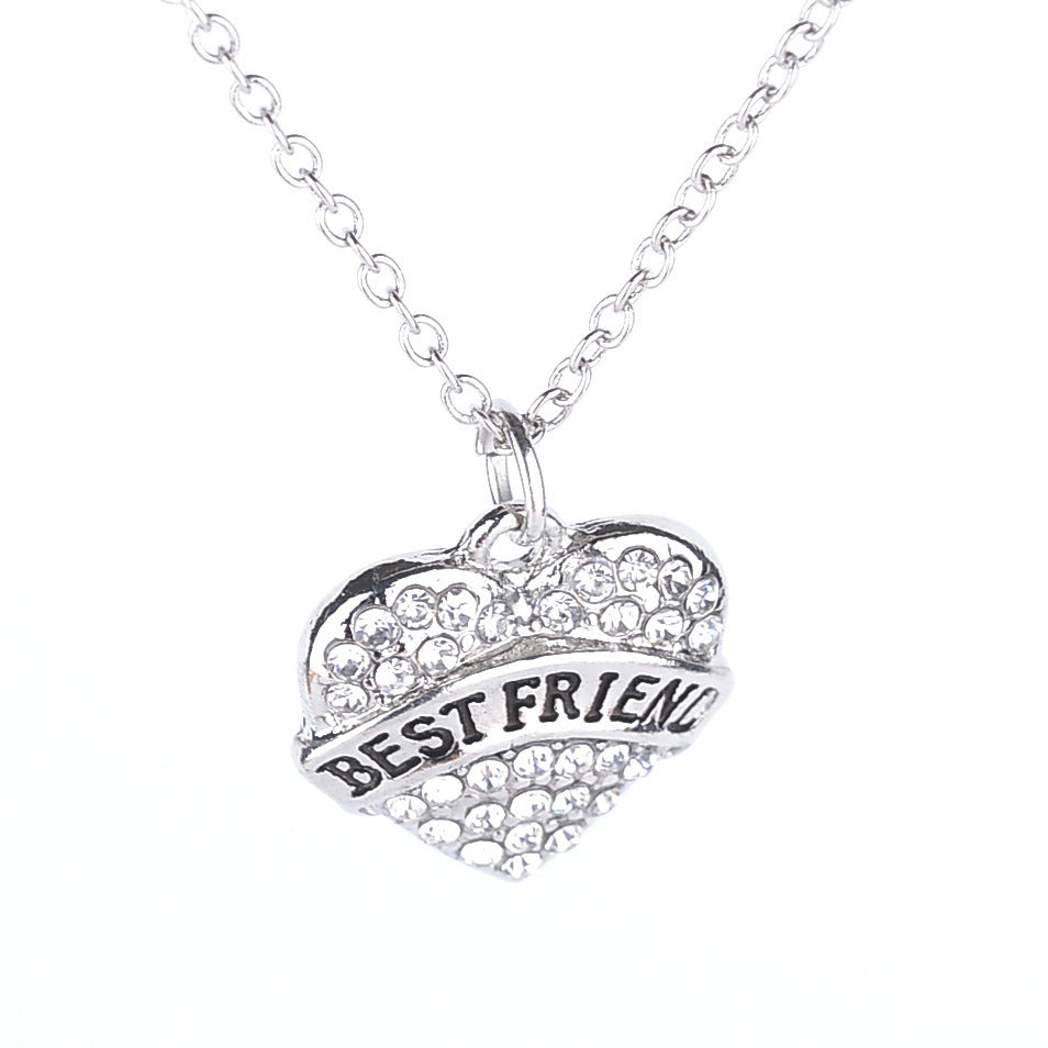 Colliers avec lettres simples et membres de la famille, pleins de diamants