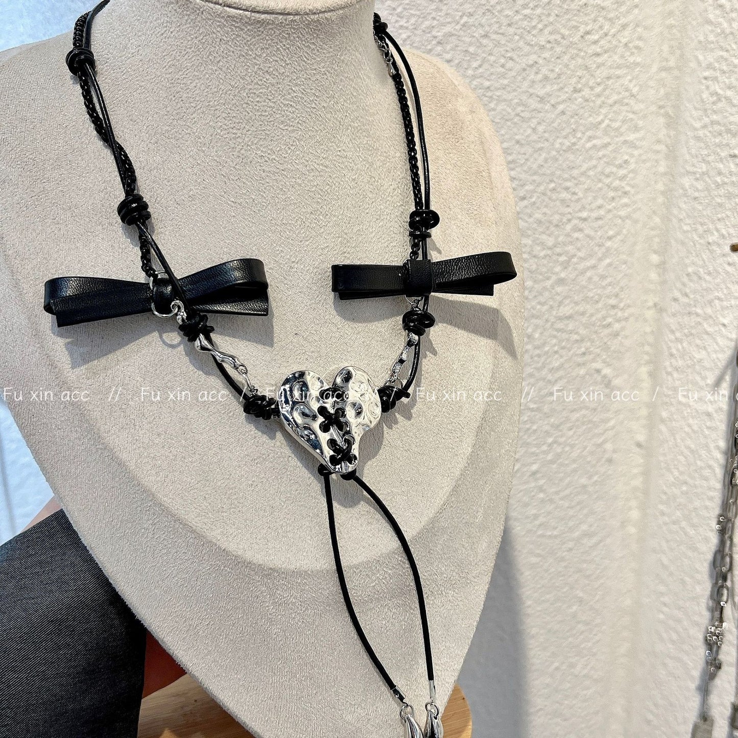 Colliers de chaîne de clavicule de sous-culture féminine de sangle tissée d'amour de nœud papillon