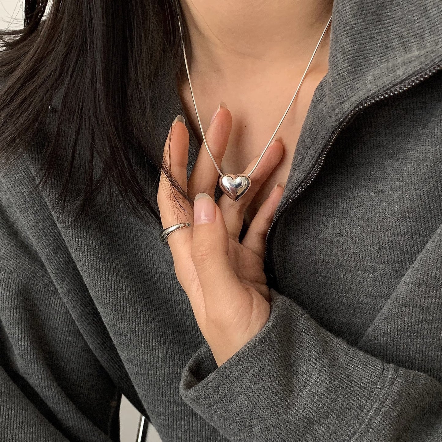 Colliers de conception de luxe légers de niche d'été en forme de cœur pour femmes