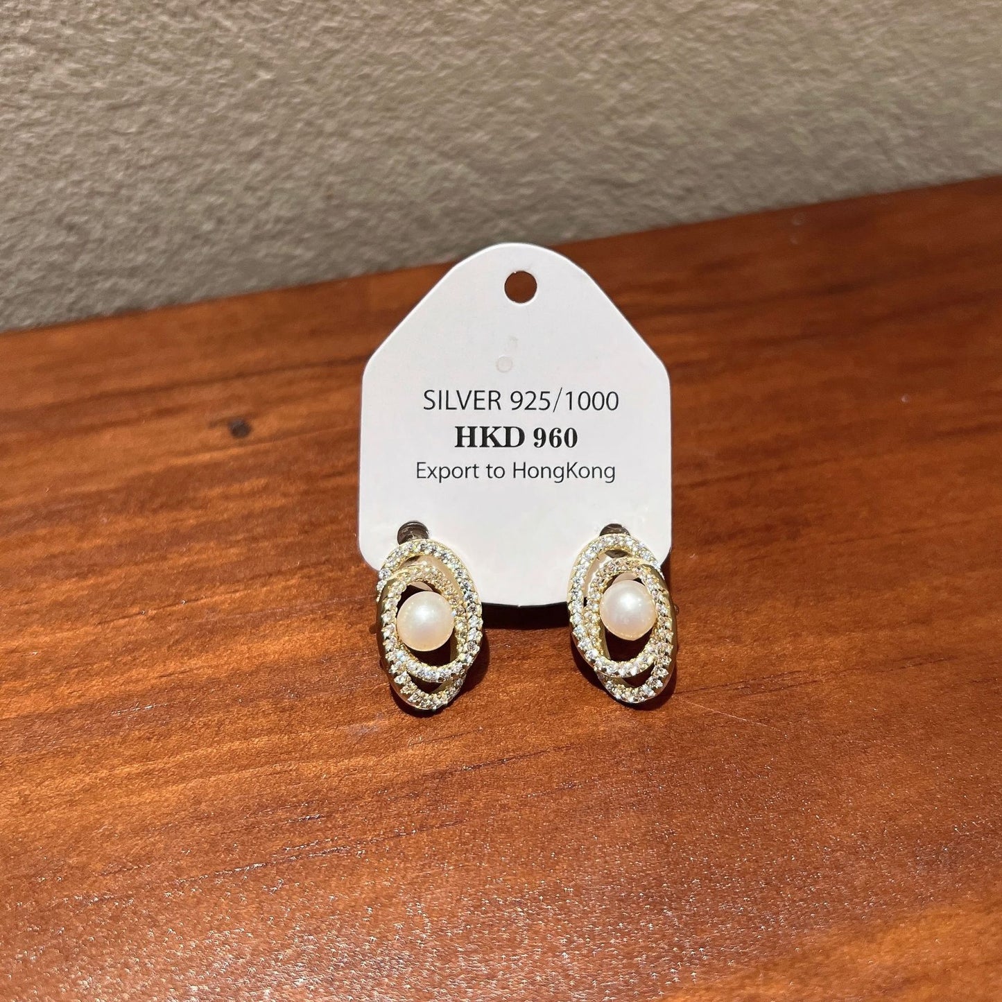 Women's Retro Simple And Compact Light Luxury Earrings