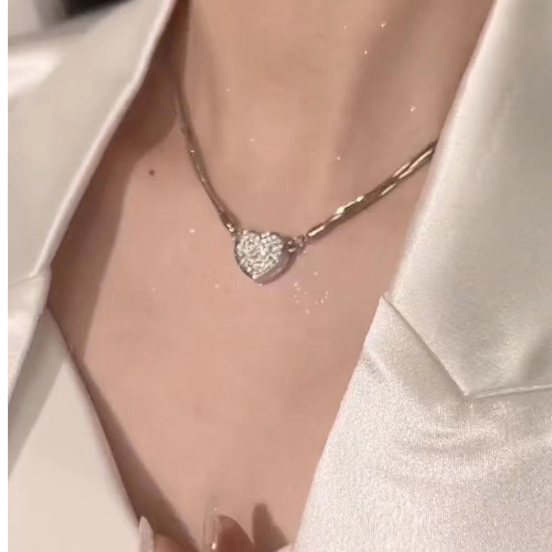 Colliers de tempérament de personnalité simple d'aimant d'amour de style froid