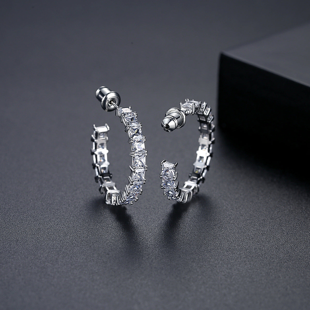 Damen-Ohrringe aus Kupfer mit eingelegtem Zirkon, modisches Persönlichkeitsdesign