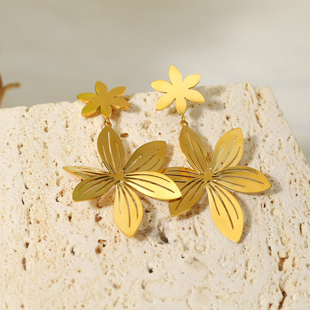 Women's Style Golden Stainless Steel Petal Gold-plated High-grade Metal Rings