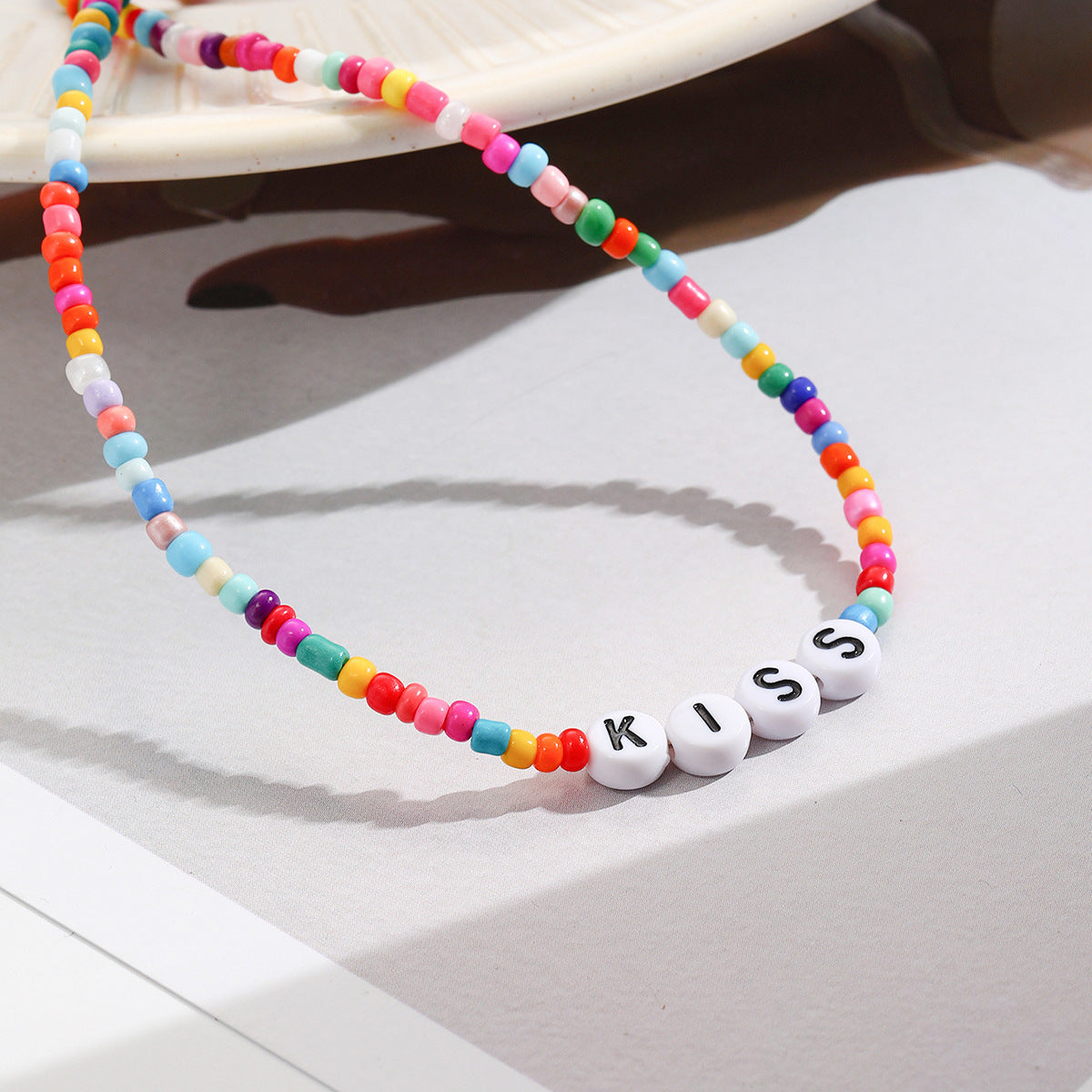 Colliers de perles de couleur exquises avec lettres d'ornement d'été