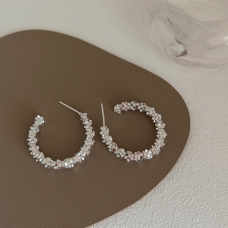 Unregelmäßige matte Metall-Ohrringe für weibliche Nischen im Retro-Stil