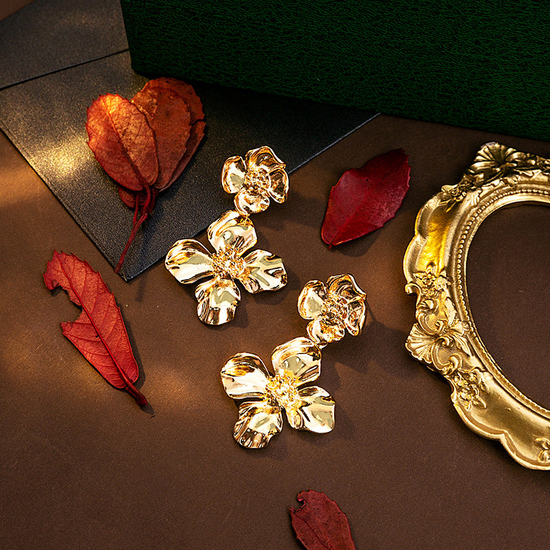 Metallohrringe im Palast-Stil mit Blumen-Retro-Design