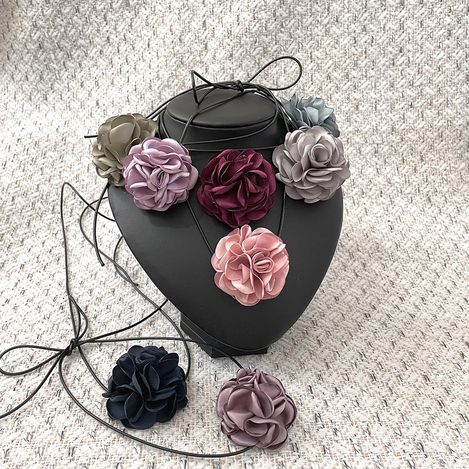 Colliers artistiques courts avec fleur de camélia, rose d'été