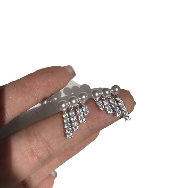 Diamond Pearl Tassel Super Flash Short Earrings