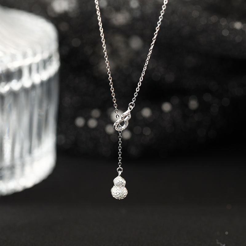 Colliers de niche féminins de style froid creux de gourde