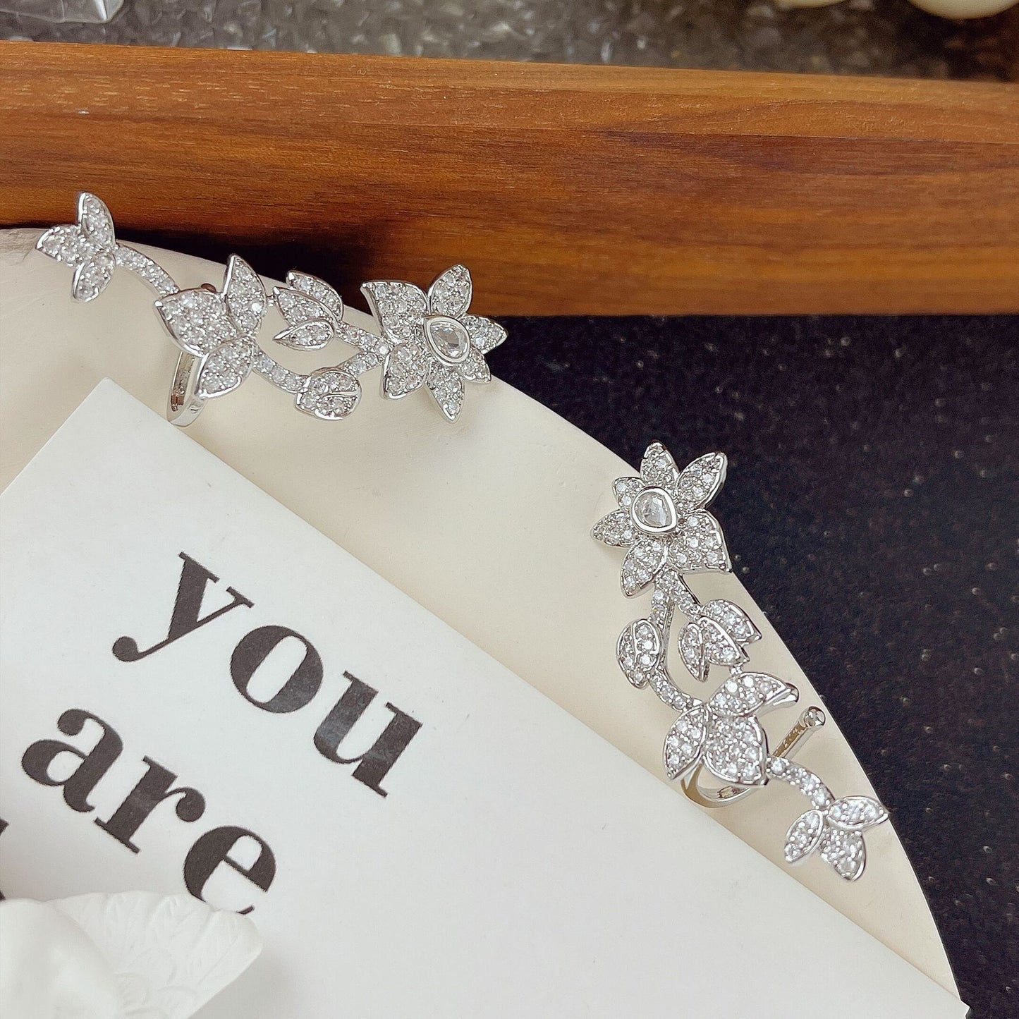 Yang Exquisite Flower Ear Clip One-piece Earrings