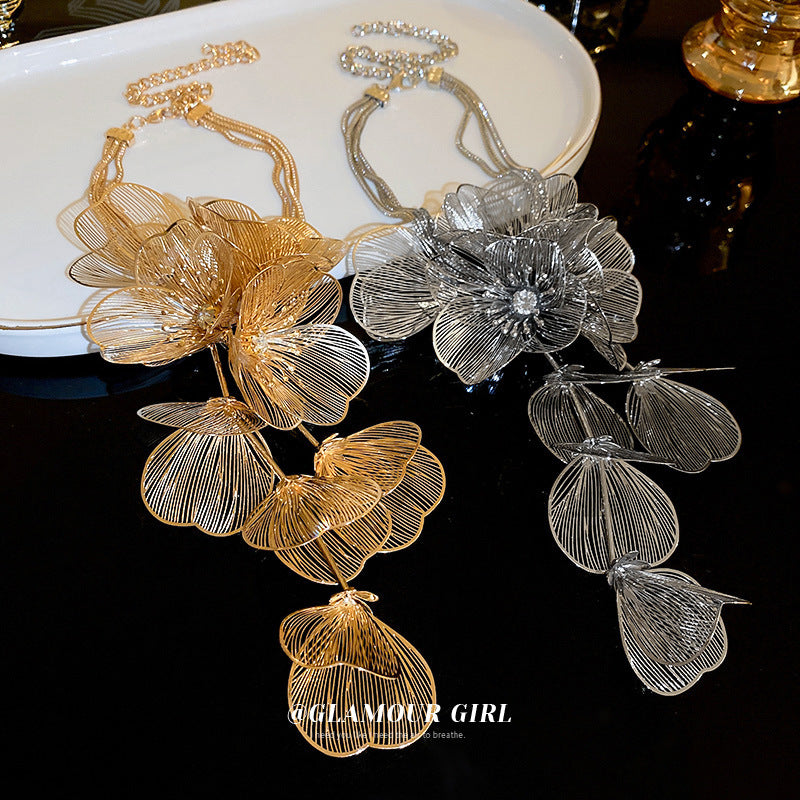 Colliers de luxe de haute qualité avec pampilles de fleurs en diamant, lumière chaude exagérée