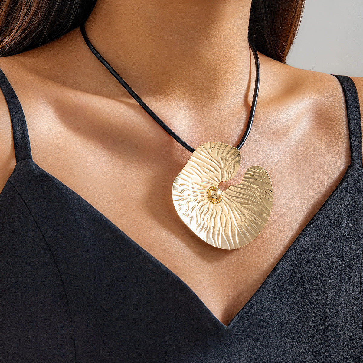Colliers Vintage en forme de feuille de Lotus pour femmes, ornement en métal