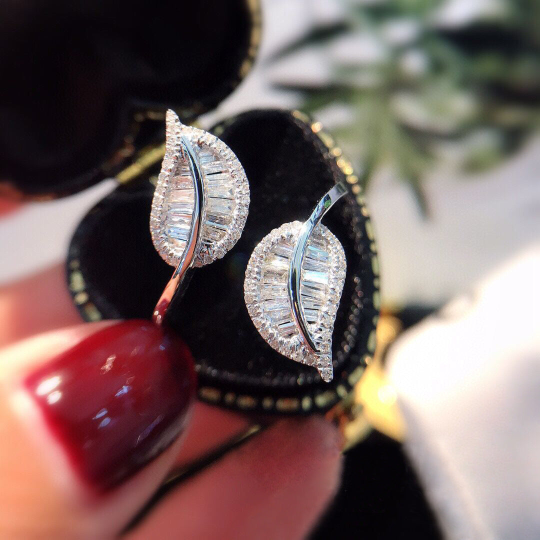 Four Claw Shiny Diamond Fashion Female Engagement Rings