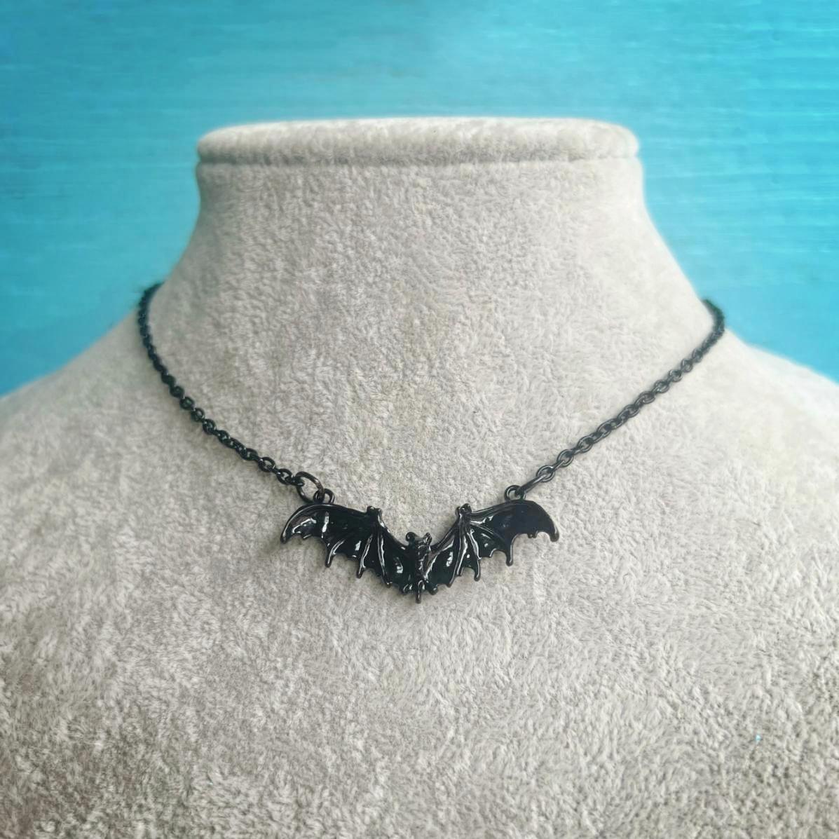 Chaîne et colliers avec pendentif chauve-souris à vent gothique foncé pour femmes, hommes et femmes