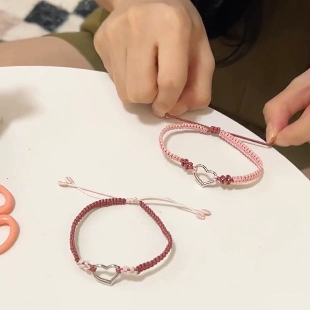 Pfirsichblüten-Tragegurt-Design. Gut aussehende Armbänder