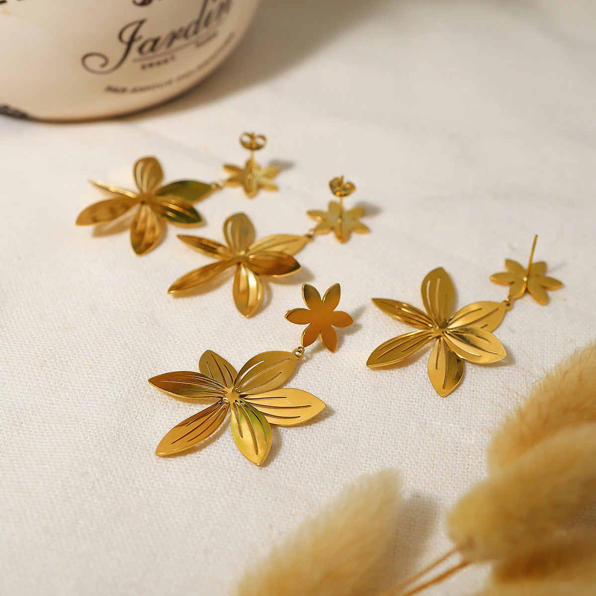 Women's Style Golden Stainless Steel Petal Gold-plated High-grade Metal Rings