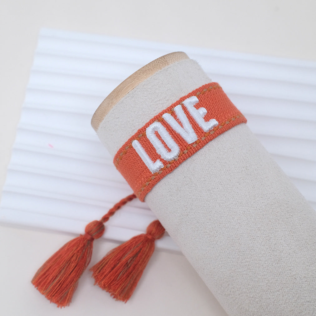 Armbänder mit Buchstaben-Stickerei und böhmischen Quasten