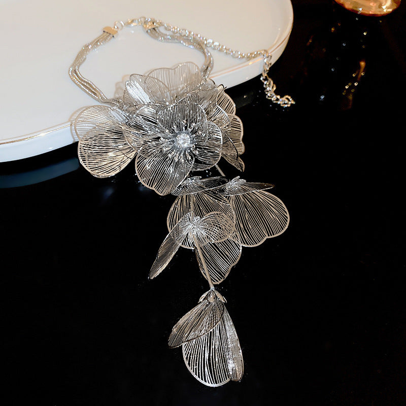 Colliers de luxe de haute qualité avec pampilles de fleurs en diamant, lumière chaude exagérée