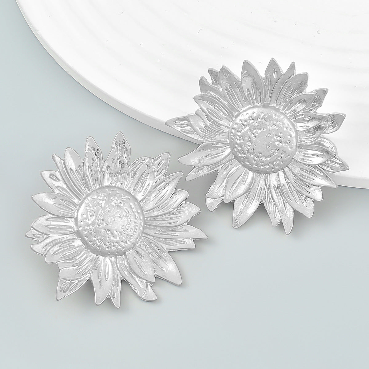Women's Alloy Sunflower Flower Retro Metal Cold Earrings