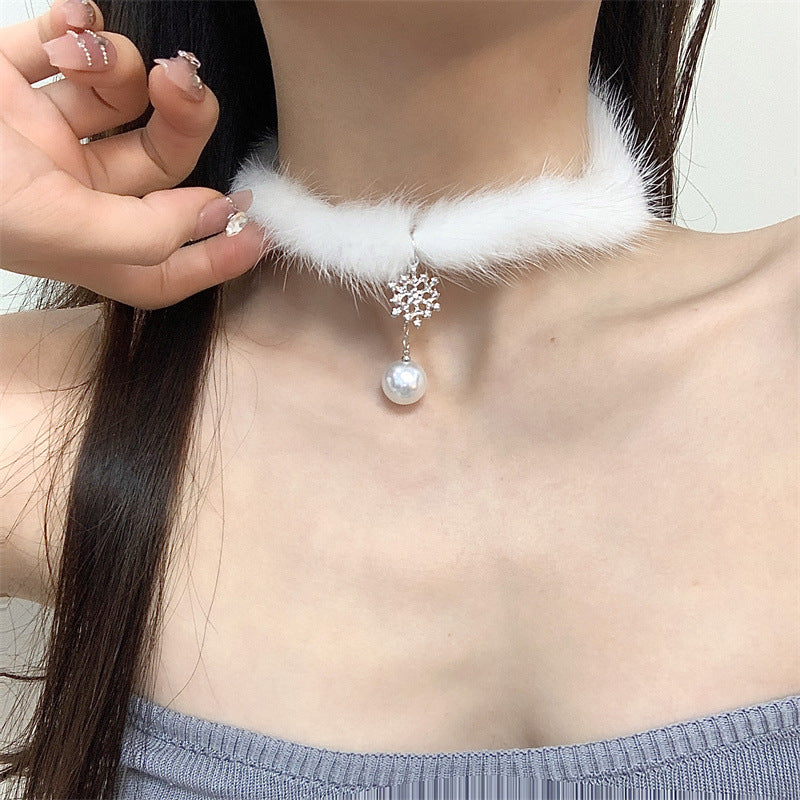 Colliers en fourrure avec perles courtes et tempérament féminin