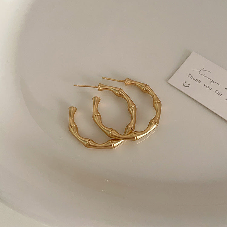 Nischen-Retro-Persönlichkeit und Ringe für Damen mit Sinn für Design