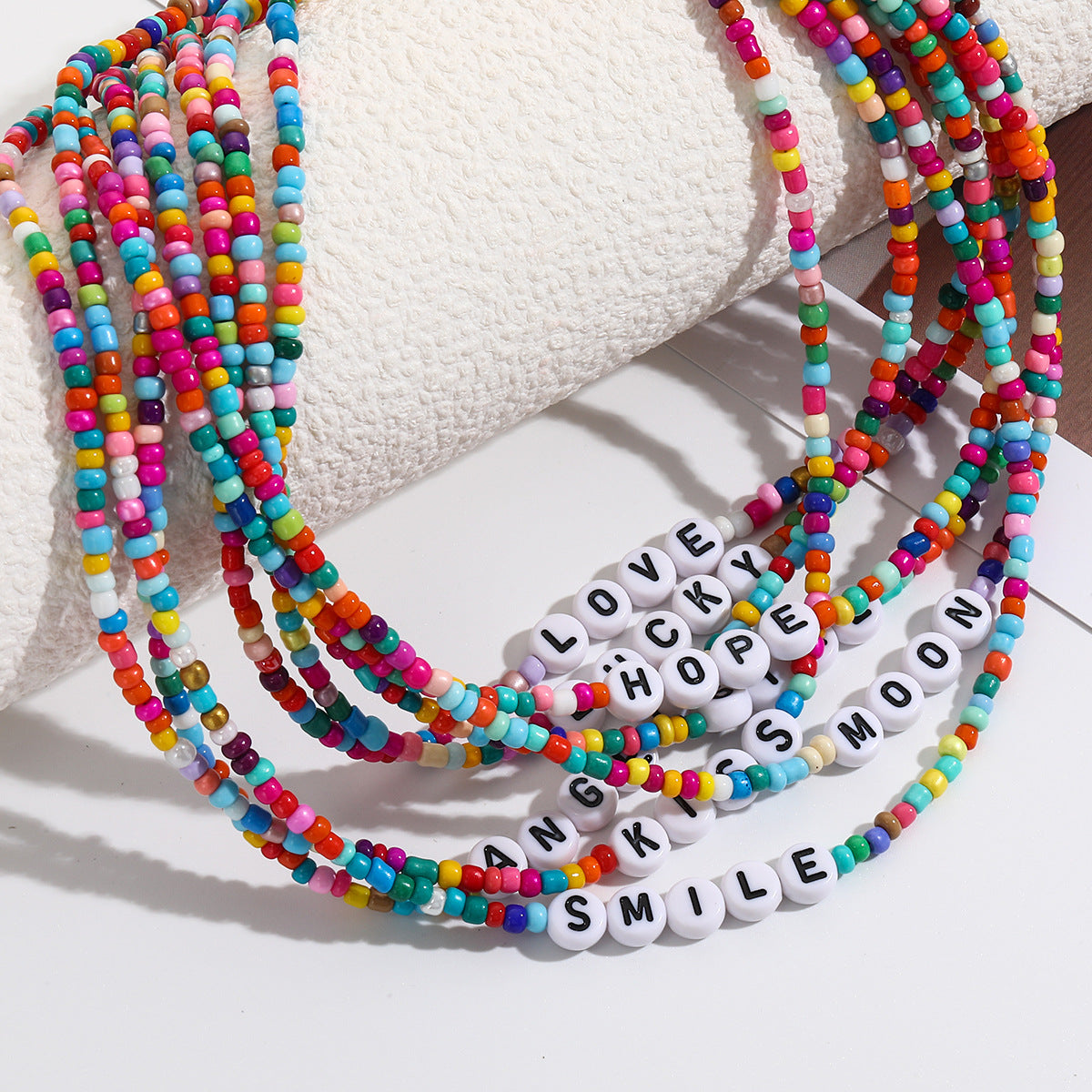 Colliers de perles de couleur exquises avec lettres d'ornement d'été