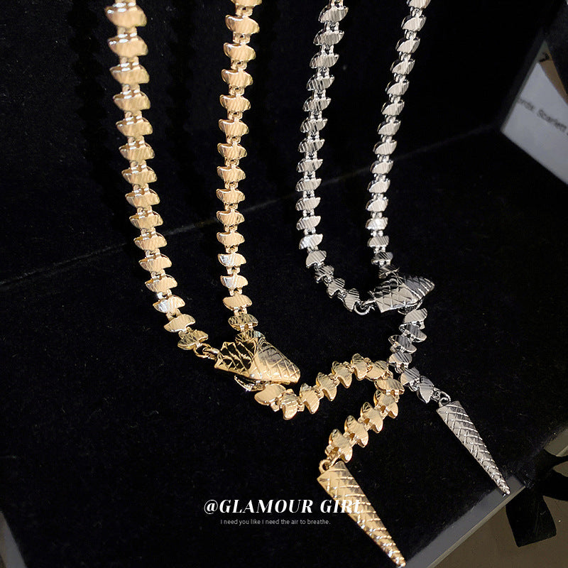 Colliers de luxe et de simplicité légers en métal en forme de serpent