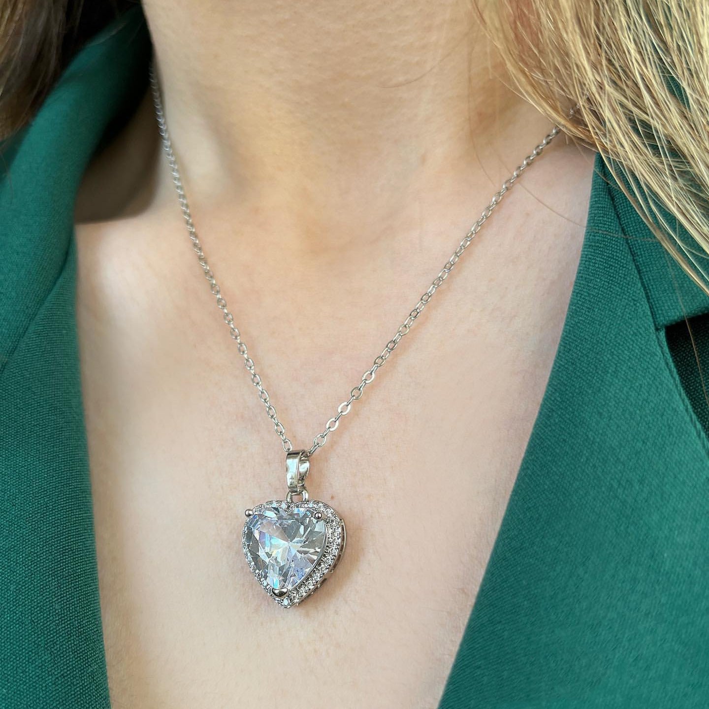 Einfache eingelegte Halsketten mit Zirkon-Liebesdesign für Frauen