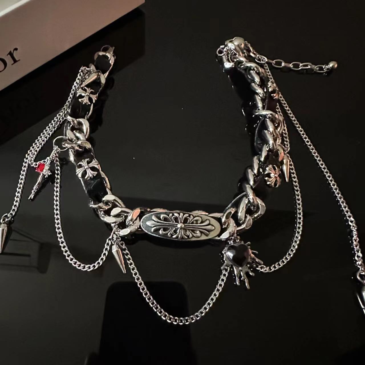 Colliers en cuir et métal pour femmes, Design avec pompon en forme de cœur et de croix, de haute qualité