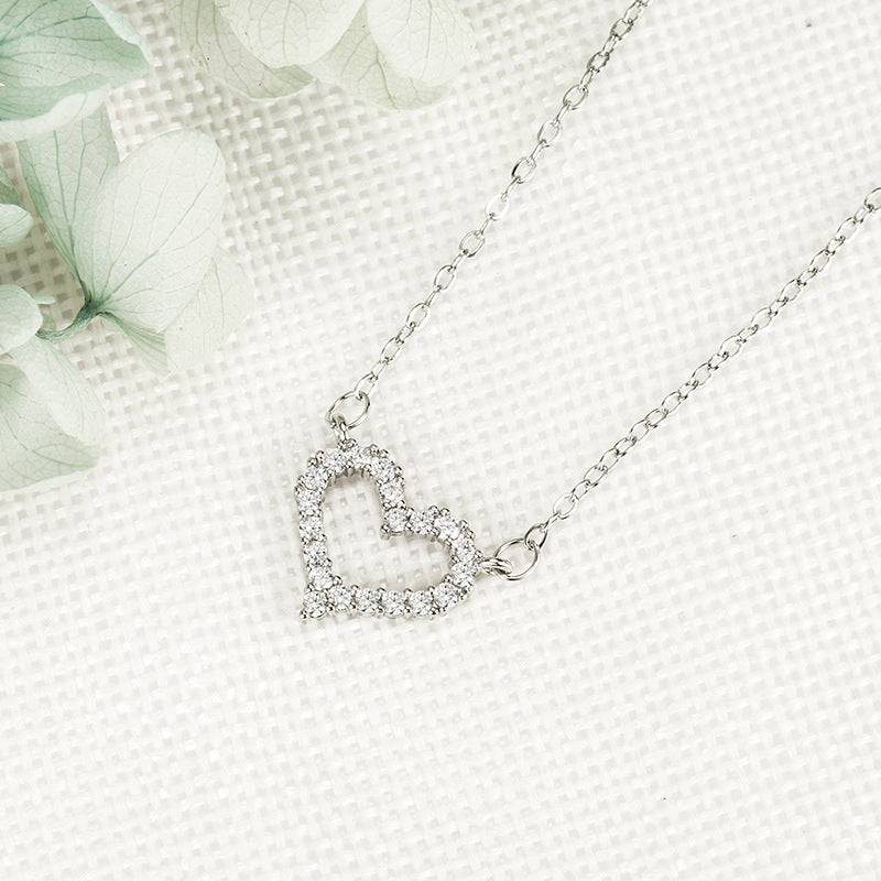 Colliers classiques avec pendentif en forme de cœur en argent et diamants croisés