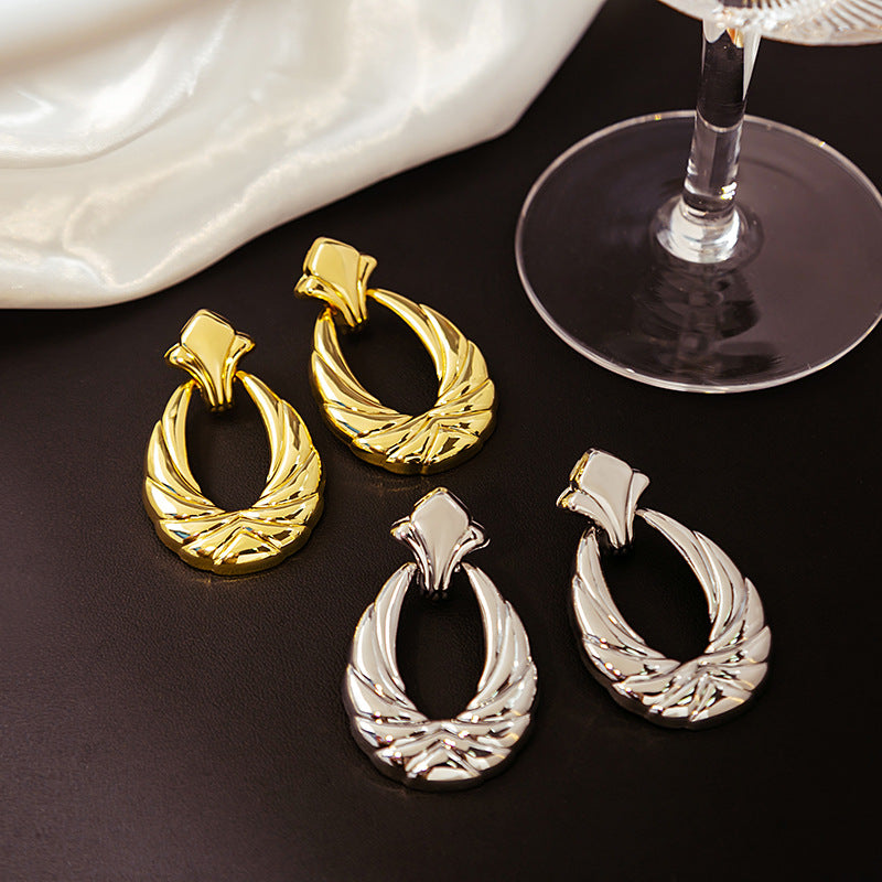 Boucles d'oreilles creuses en forme de U à texture plaquée or pour femmes
