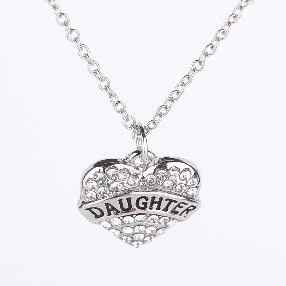 Colliers avec lettres simples et membres de la famille, pleins de diamants