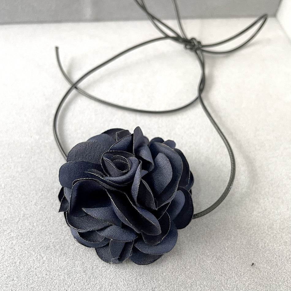Colliers artistiques courts avec fleur de camélia, rose d'été