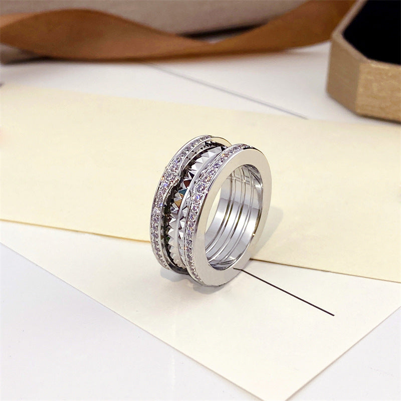 Herren-Frühlingsring mit Diamant auf beiden Seiten. Kleine Ringe