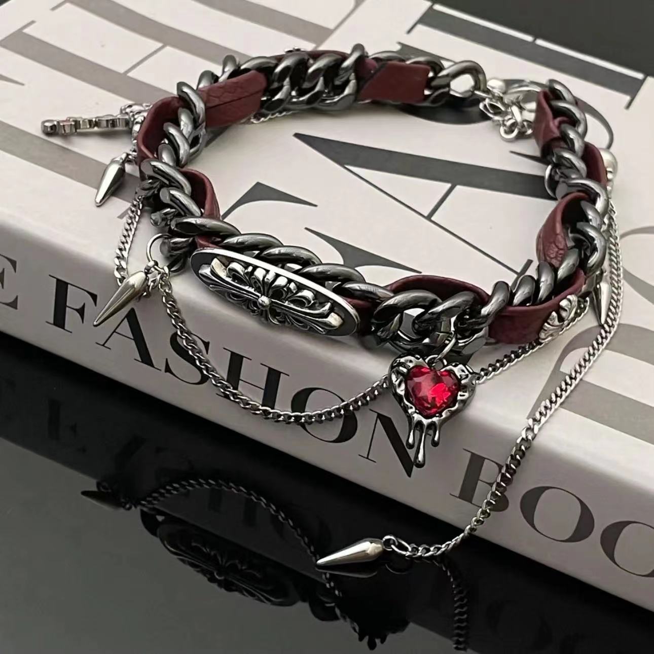 Colliers en cuir et métal pour femmes, Design avec pompon en forme de cœur et de croix, de haute qualité