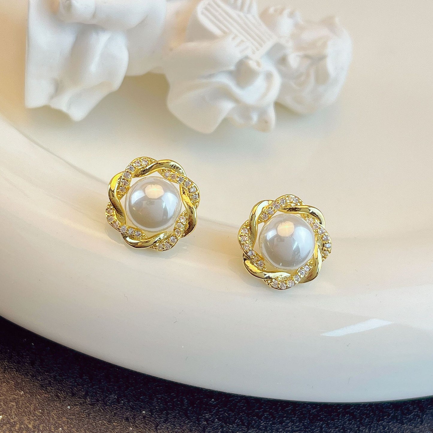 Heart Pearl Female Temperament Light Luxury Earrings