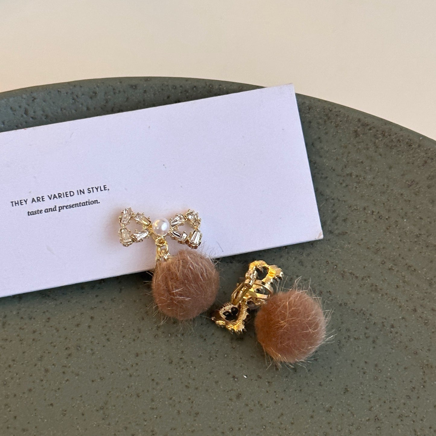 Modische Ohrringe aus Sier-Nadel-Plüsch mit flauschigen Kugeln für Damen