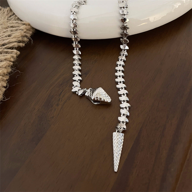 Colliers hauts de luxe légers avec pampilles en forme de serpent doré pour femmes, personnalité à la mode