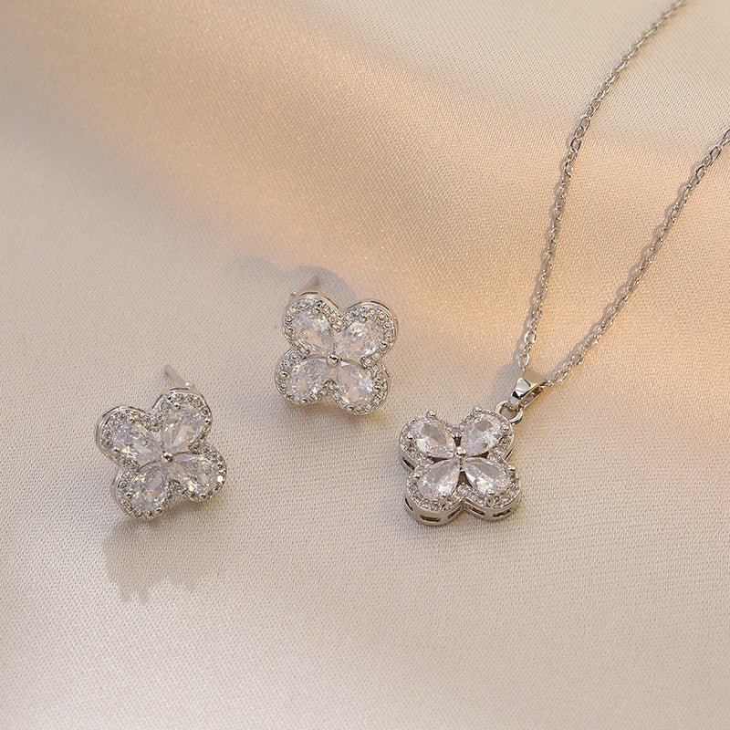 Women's High-grade Simple Style Clover Titanium Steel Necklaces