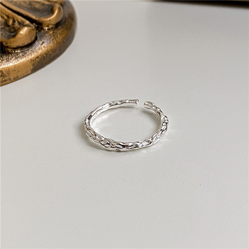 Dünne Sterling-Ringe mit plissierter Textur aus Zinnfolie