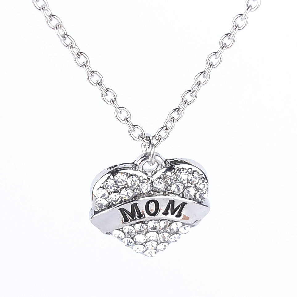 Colliers avec lettres simples et membres de la famille, pleins de diamants