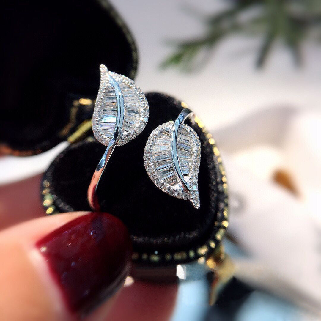 Four Claw Shiny Diamond Fashion Female Engagement Rings