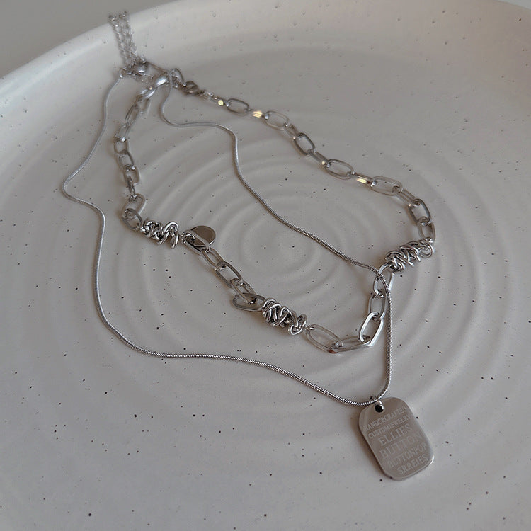 Étiquette de lettre de chaîne pour femmes pour colliers de personnalité rétro et de minimalisme