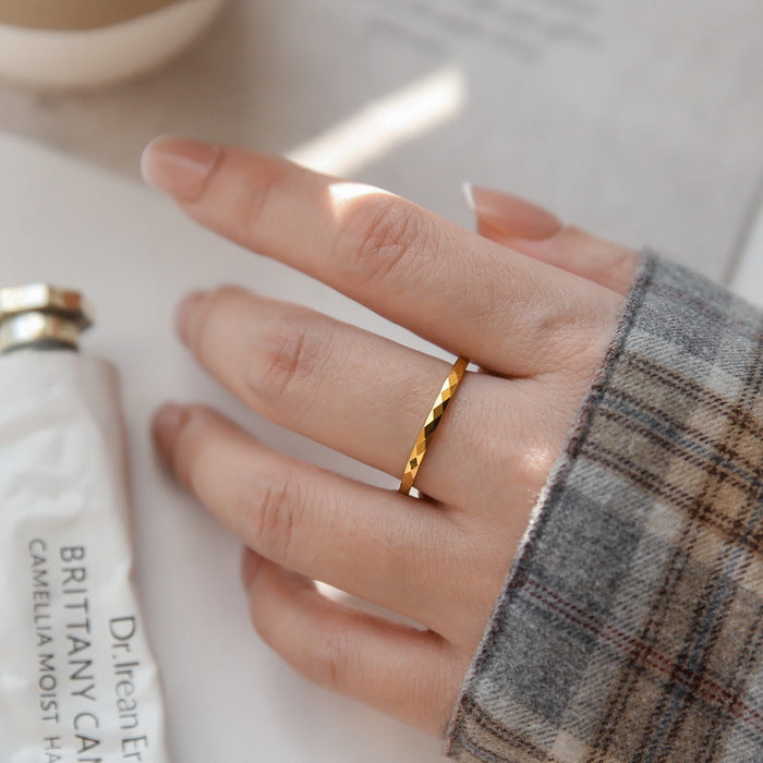 Glänzende, prismatische, schlichte, hochwertige Ringe für Frauen im kalten Stil