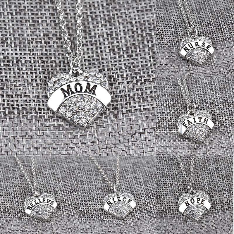Colliers avec lettres simples et membres de la famille, pleins de diamants