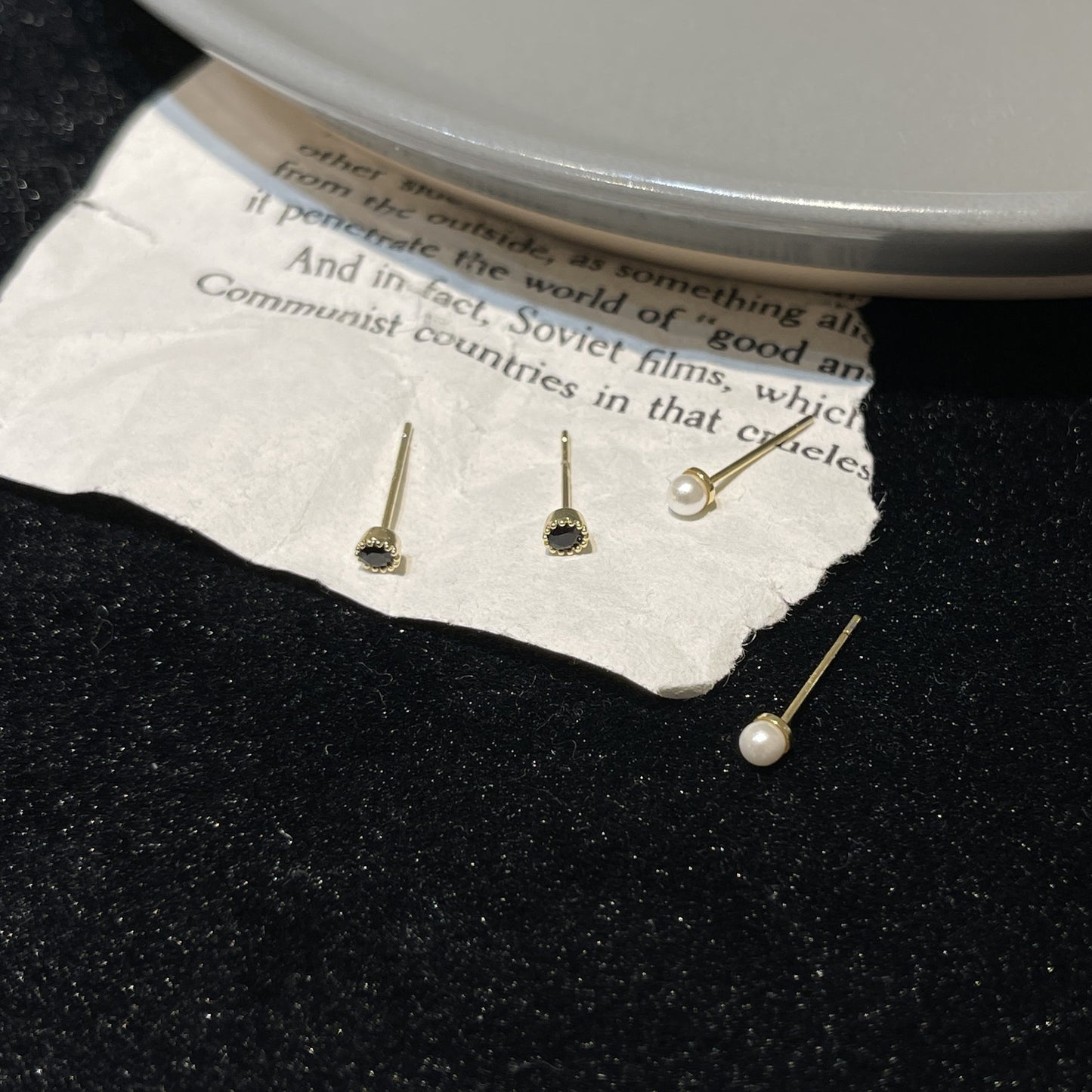 Boucles d'oreilles en petites perles délicates noires, douces et chaudes