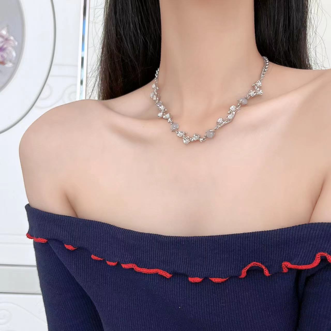 Colliers spéciaux de conception féminine en pierre de lune à motif de Texture